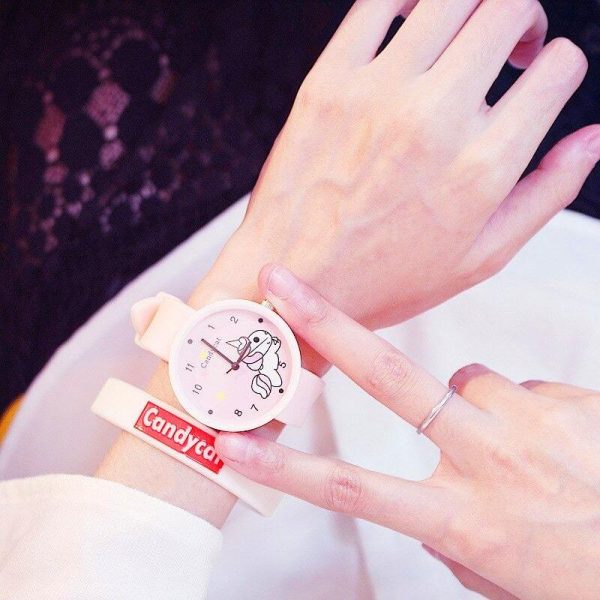 Montre Licorne Kawaii Rose en gros plan